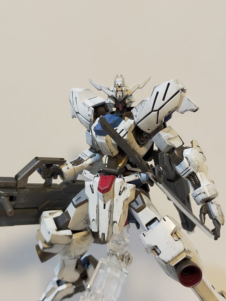 初めは真っ白で考えていましたが、味気なく感じたので控えめなトリコロールカラーリングにしました。