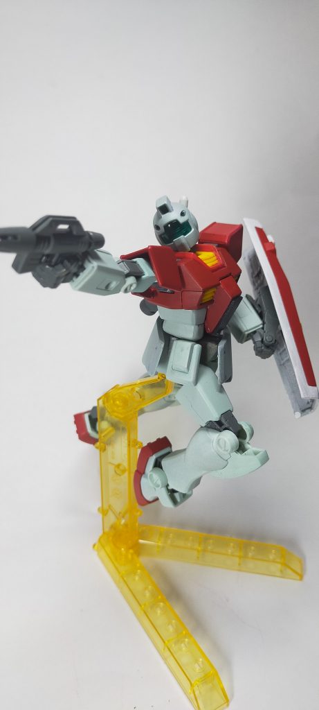 フロントスカートを開くようにプラ版とパテで腰回りは自作したのですが、組み合わせたら干渉して元より開かないかもしれません
しかも前に出っ張って不格好になってしまいました