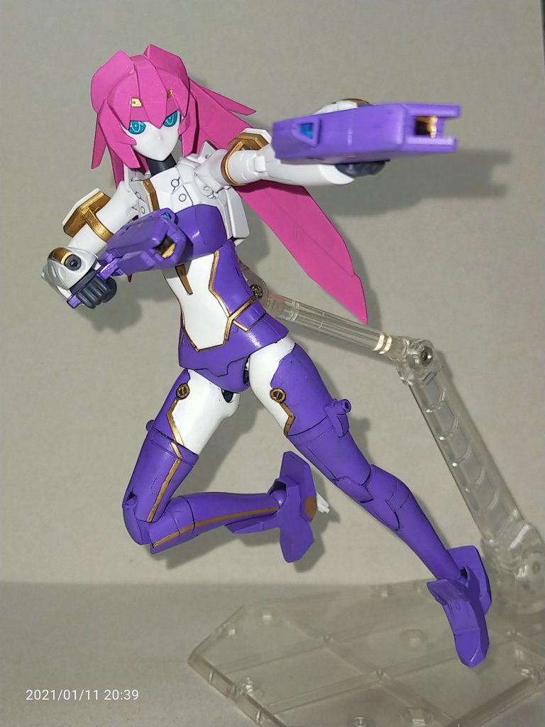 ハンドガンもボディに合わせて紫色にしました 