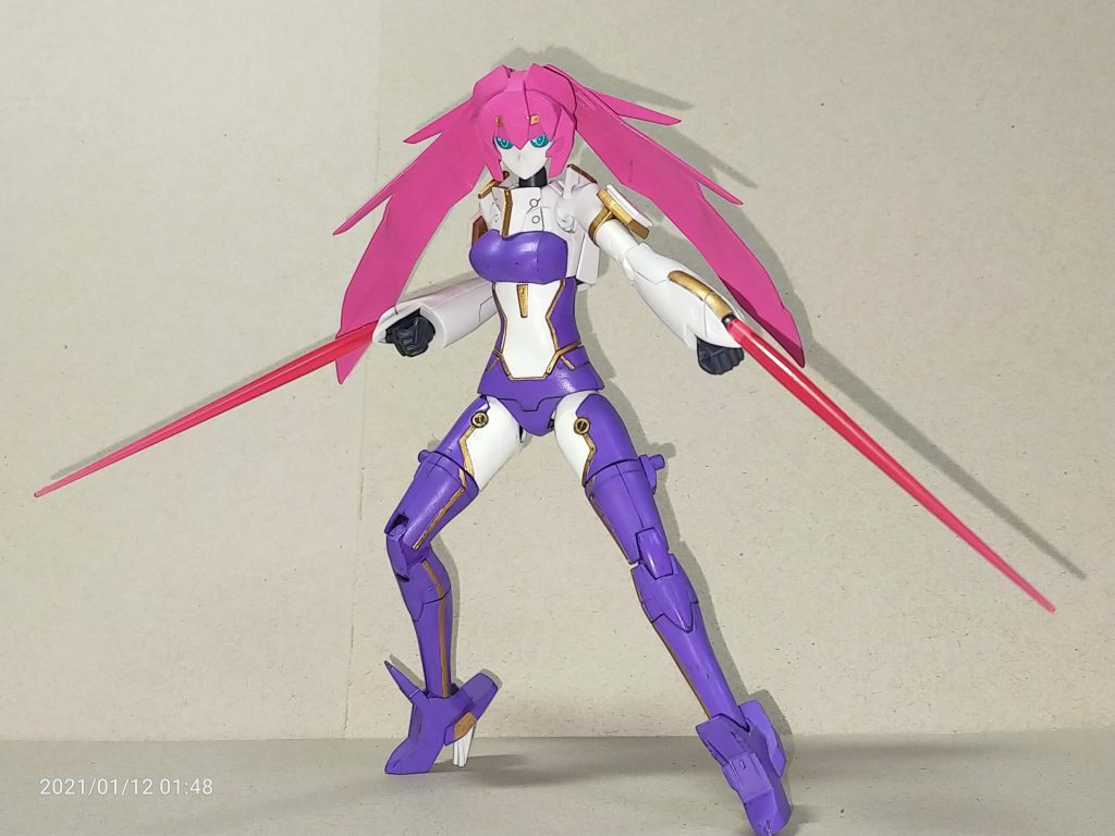 髪の色がピンクなのでピンクのビームサーベルもよく似合う 