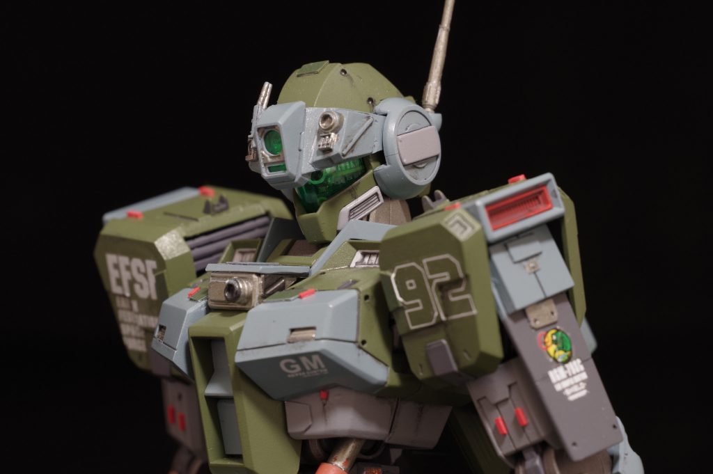 バイザーは左右非対称にセンサーを盛っています他、胸部にセンサーを追加しています