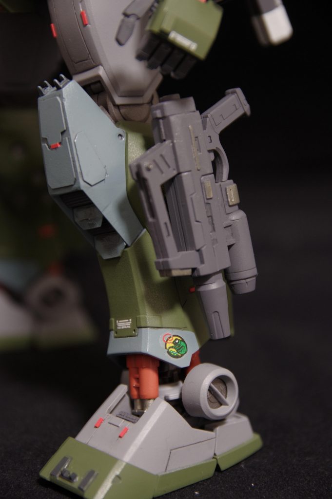 ビームガン風の武器を脚部にマウントしています接続はネオジムです