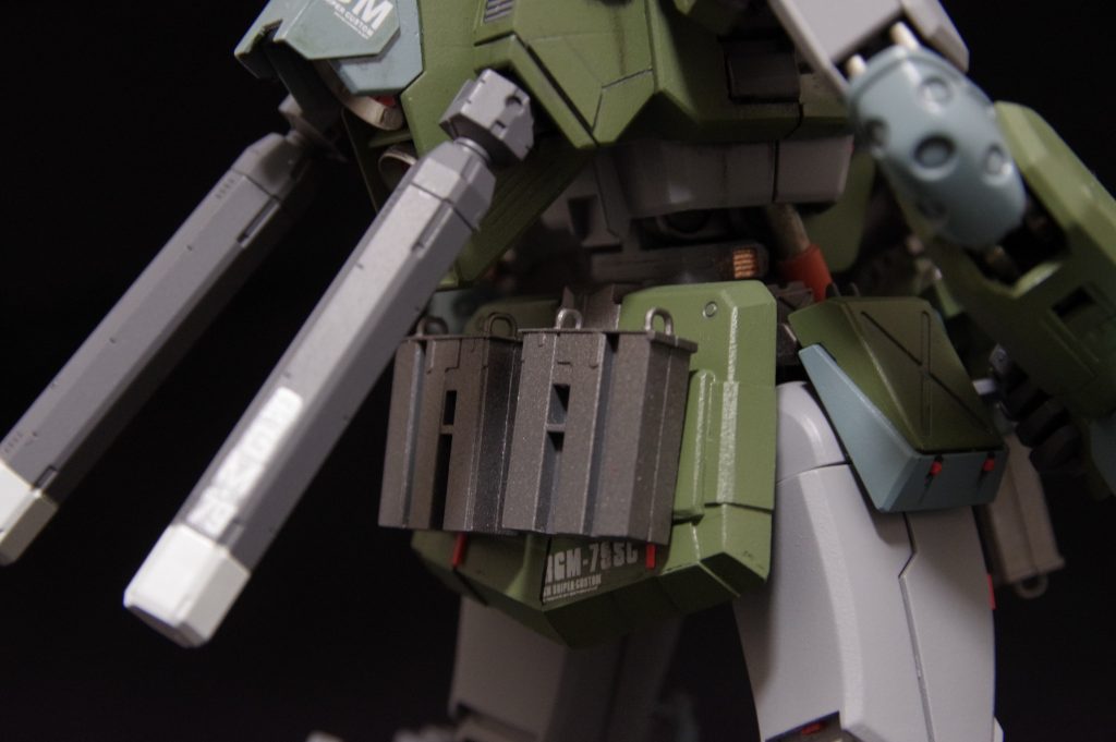 予備マガジンはリアスカートにマウントしています