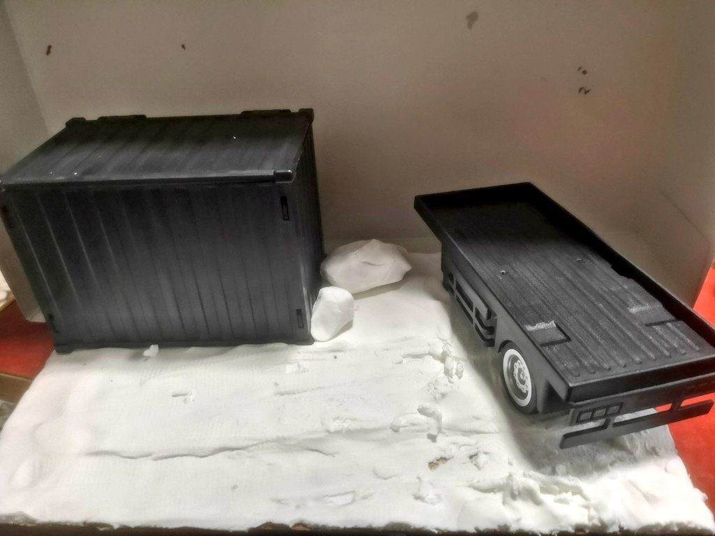 以上、寸劇でした。今回も紙粘土で土台を作り、100均で見つけた部材を設置。粘土が乾く前にタイヤを転がして轍を残しました。