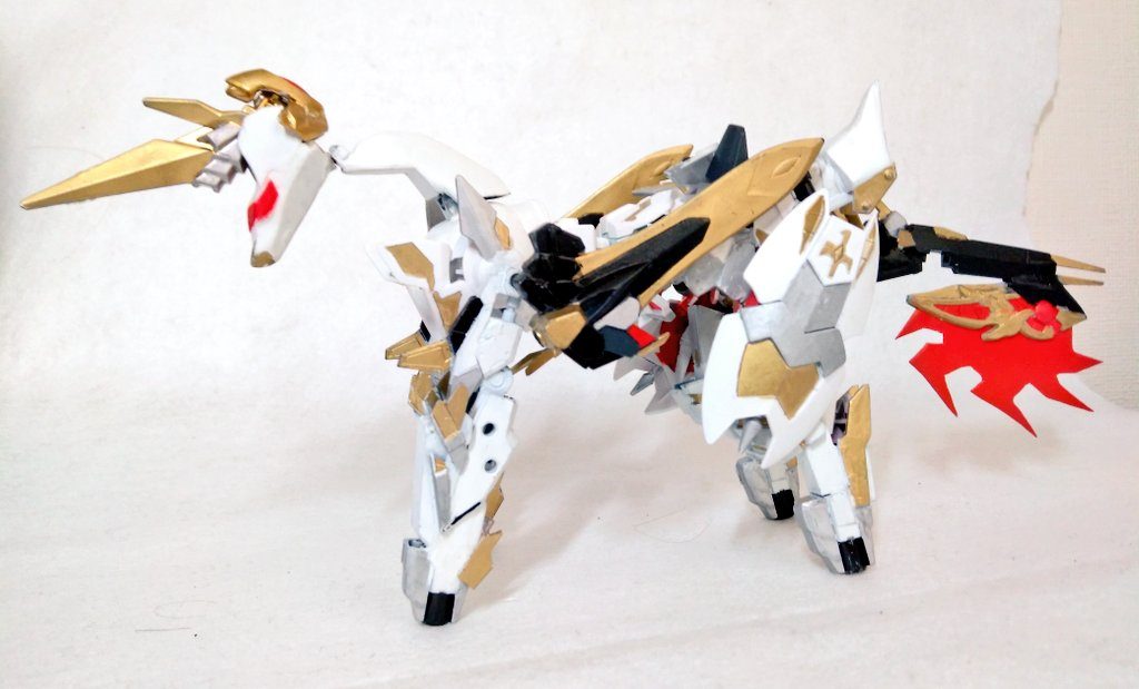 そして最後にスペシャルギミック💪💪ガチの一角獣に変形します！！！足は背部の武装を、首から上はMS形態の頭頂部を使用！　某ヴァルキランダーさんのように頭部も武器から変形させようとも考えましたが、ギミックにこだわりたかったので今のような形になりました！（でもかなり苦戦したのだった...