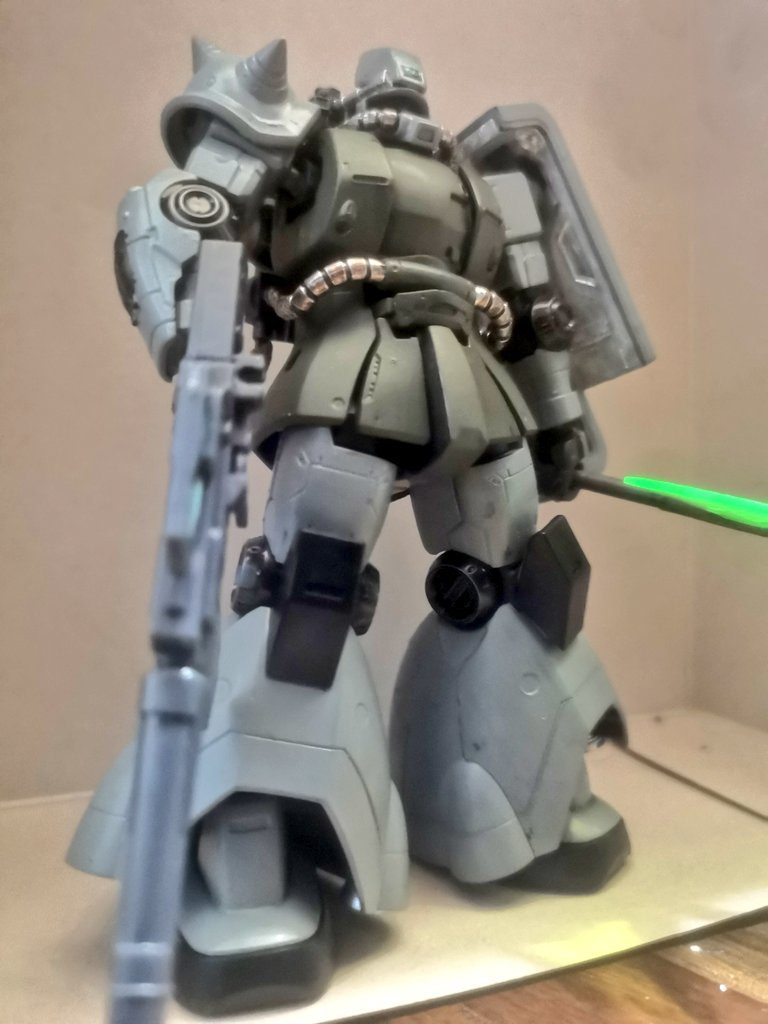 それっぽい脚周りとプロトタイプゲルググにはないスタイルと装備を意識しました。脚はオリジンドム、それ以外はオリジンザクでミキシング、頭部のデコレーションと武装はジャンクから持ってきました。