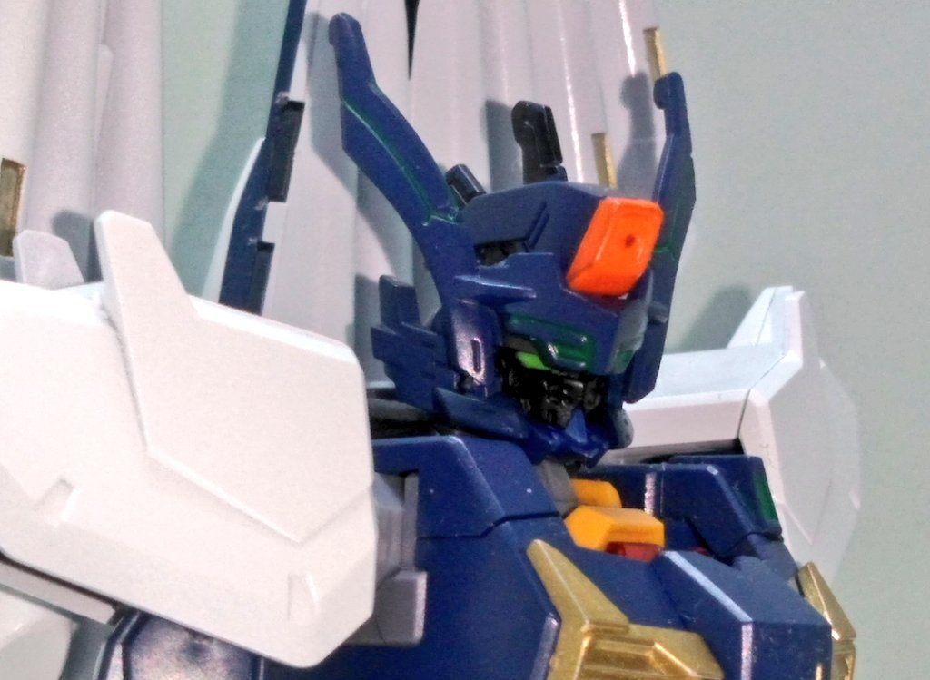 引きだと目立たないので顔はこんな感じ