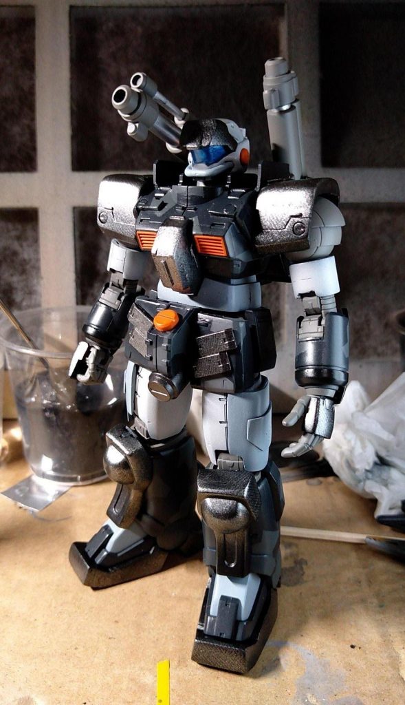 基本塗装が終わった段階。需要あるかわかりませんが、塗装レシピを。AC…アクリジョン　F…ファレホ◎胸部、前腕、腰部、脛（ブルー）ベース：ACグリーングレースプリッタ濃部分：ACネービーブルー◎額部、肩部、腰部装甲、膝、足（黒）ベース：ACブラック（光沢）ストッキングでマスキングして、AC赤鉄色◎頭部、上腕、太腿（白）ACブラック→黒立ち上げ　Fホワイトグレイ◎腹部、太腿装甲、足甲（グレー）ACブラック→黒立ち上げ　Fグレイ◎手首、バックパック下部など（濃グレー）ACミッドナイトブルー◎関節（ウォームグレー）ACベースホワイト60%+ACダークアース30％+ACブラック10％混色◎耳、胸ダクト、股間、背面丸パーツ（オレンジ）Fメカカラーオレンジ+Fモデルカラーイエローを1：１混色◎ゴーグル（ブルー）ACクリアブルーの上からガイアエナメル蛍光ブルー◎ライフル、ハンドガン（黒）ACジャーマングレー+ACブラック混色他ディテールにシタデルのリードベルチャーetc.デカールはGMデカール、HIQデカール、ガンダムデカールetc.トップコートは水性ホビーカラーのクリアー（つや消し）