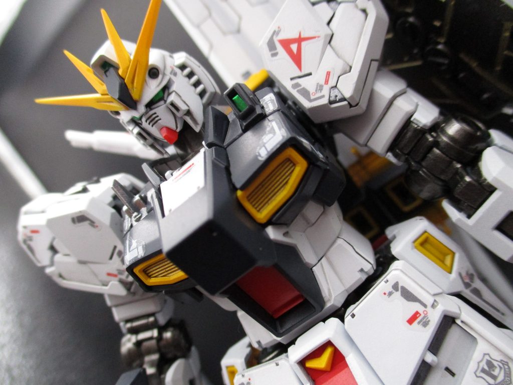 デカールは付属のリアリスティックデカールを貼っていますが、色の濃い部分は余白がちょっと目立ちますね。