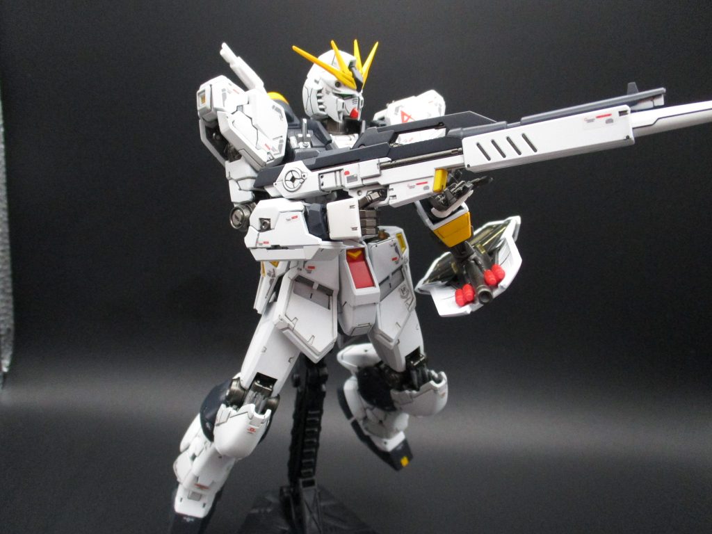 塗装レシピ白Ⅰ　黒サフ⇒白サフ⇒ホワイト白Ⅱ　銀サフ⇒ニュートラルグレーⅠ赤　　ピンクサフ⇒モンザレッド紺　　黒サフ⇒スレートブラック黄色　白サフ⇒黄橙色ファンネルの塗り分け　フレームメタリック2バーニア等シルバー　スターブライトシルバーフレーム　ガンメタリックトップコートはフレームは光沢、装甲は半光沢にしています。