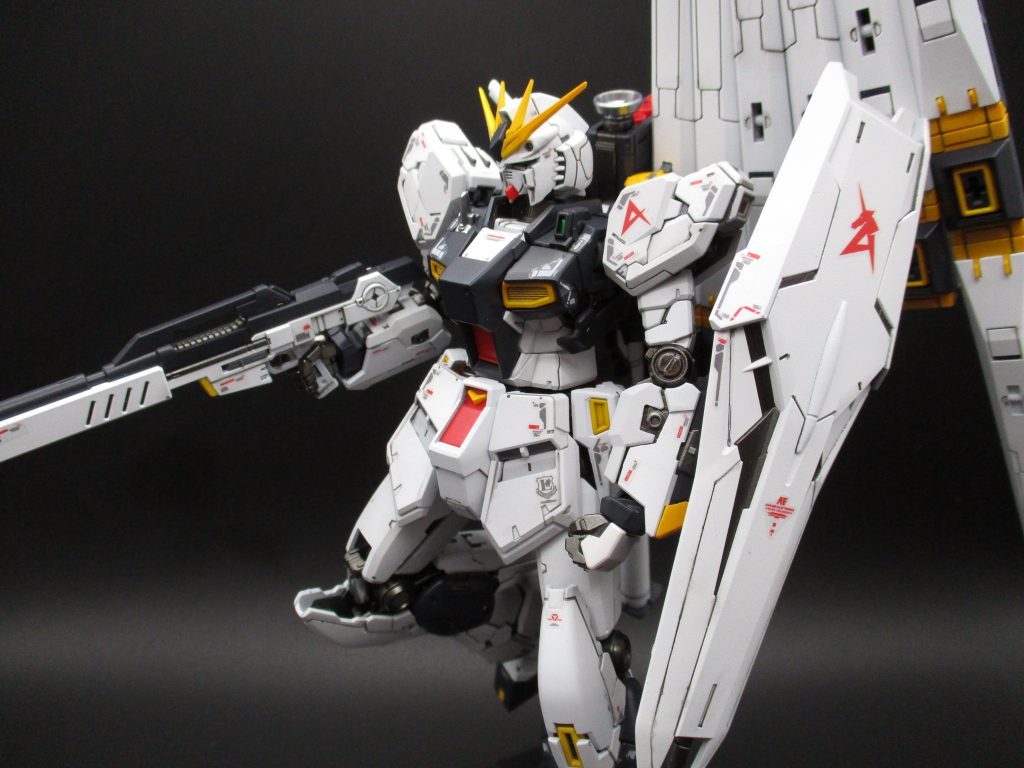 ファンネルが重たいのでポージングにはアクションベースが必須。一応アクションベース無くても自立はするんですけどね。