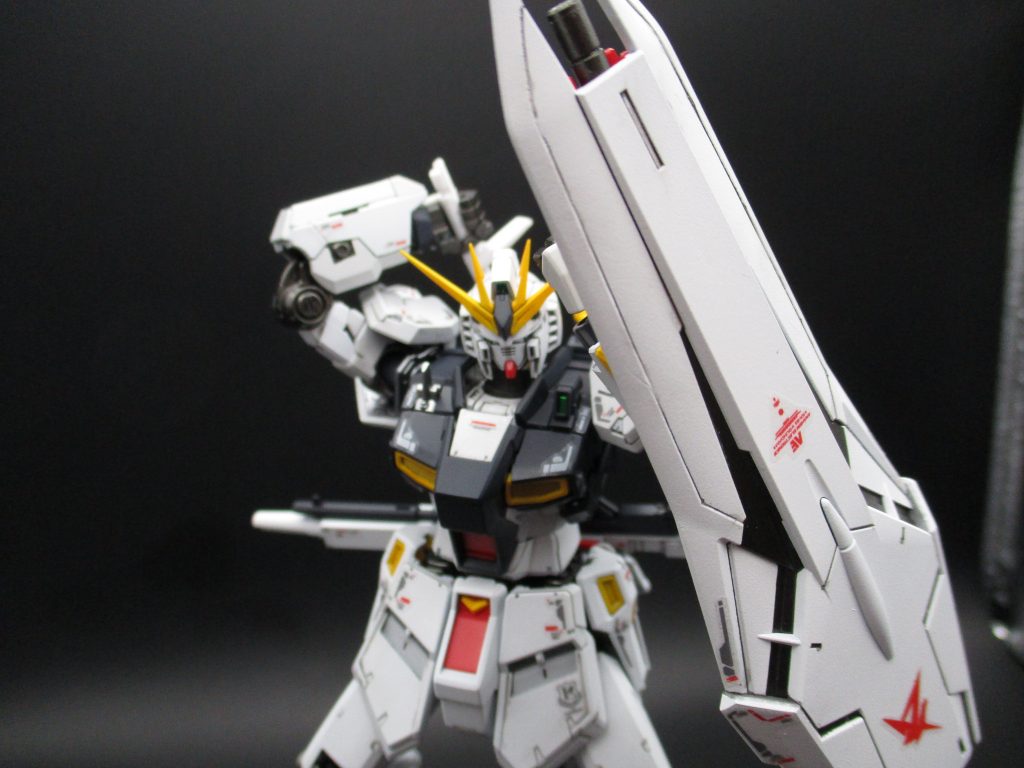 HGとかに比べて圧倒的に可動域が広いので、バックパックのサーベルも余裕で抜けます。