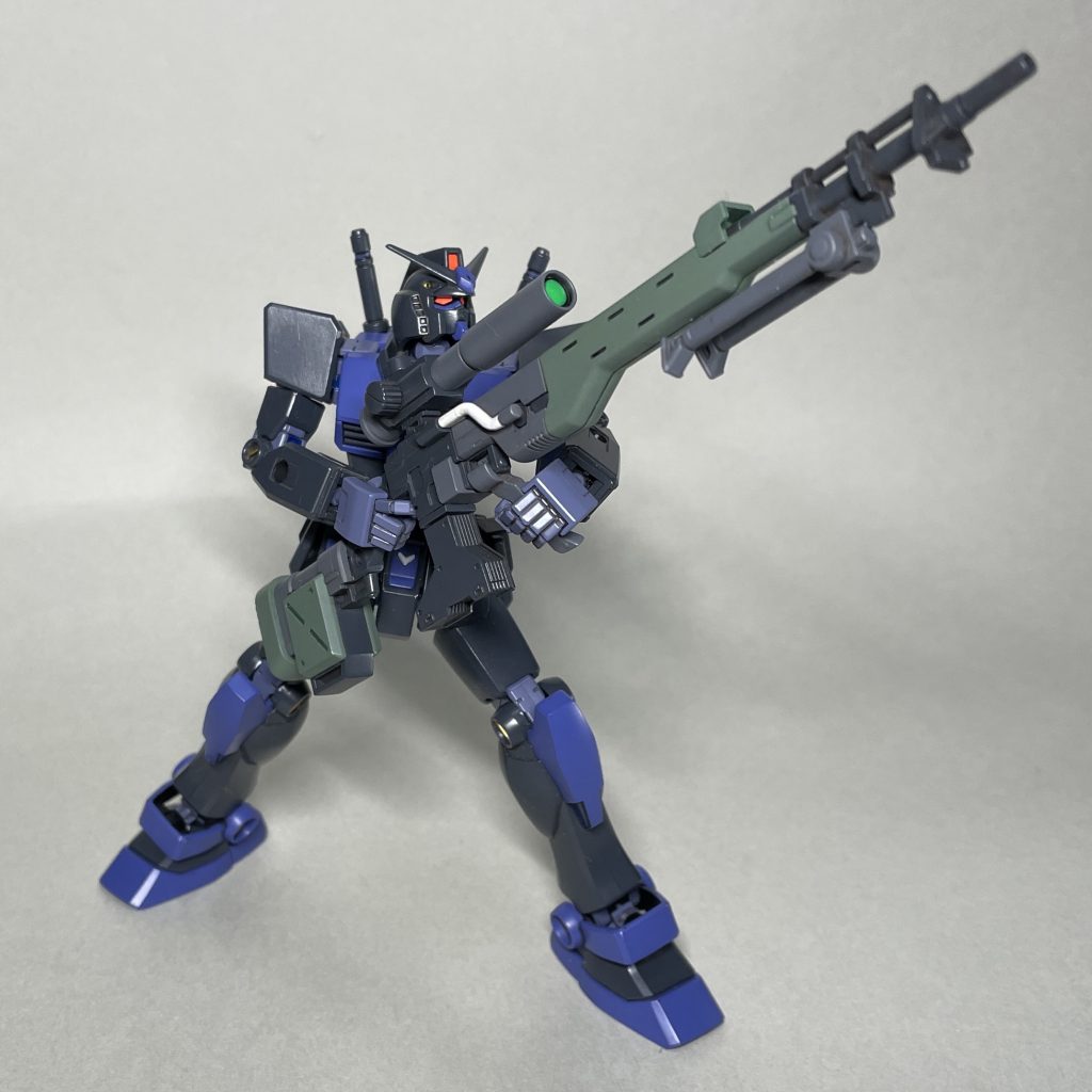 シールを貼る前、上方狙撃ポーズ　肩関節基部の前後可動がないので両手持ち武器は持たせずらいですが、上方への狙撃ポーズはそれなりに決まりました