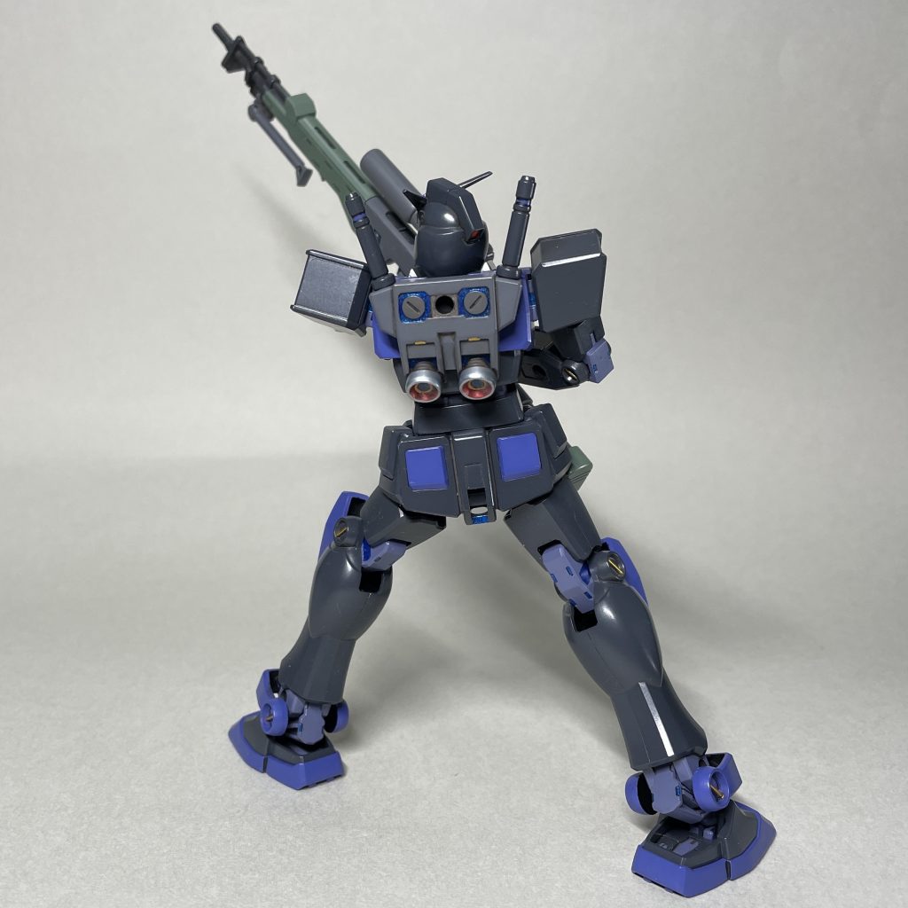 シールを貼る前、上方狙撃ポーズ　うしろ　狙撃の際にプラフスキー粒子の光がもれ、メタリックブルーの部分が光ったら目立つなぁ。この武器を持たせたのは失敗だったかも。