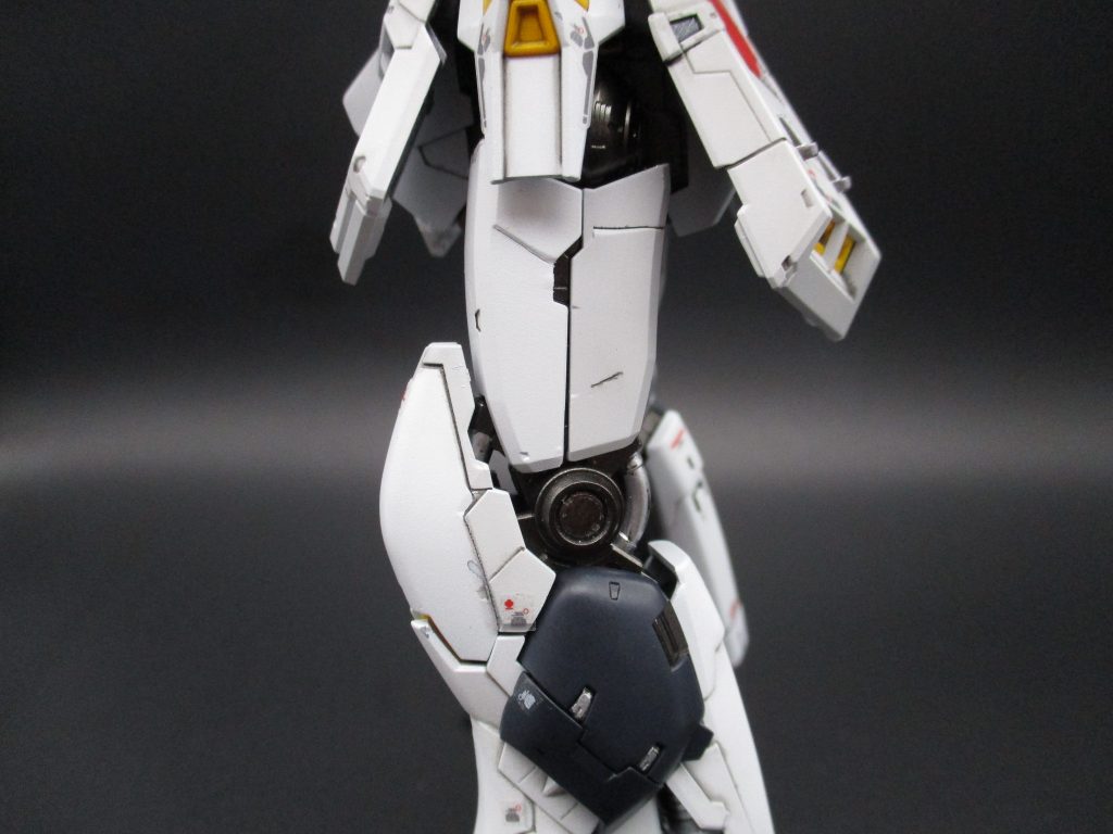 白を二色使ってパネルごとの色違いを表現したかったんですが、ホワイトとニュートラルグレーⅠだとあまり変わりませんね。太ももの前がホワイト、後ろがニュートラルグレー。ニュートラルグレーはⅠではなくⅡを使ったほうが良かったかな？