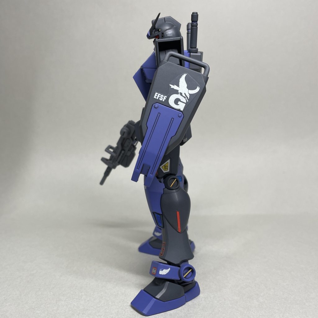 　マシンガンとシールドを別の機体に持たせる予定はないので、この機体に合わせて作りました。表面処理がテキトーなため、塗装した後にシールドのヒケが隠しようもないくらい目立っていましたが、大きめのシールを中心からずらして貼ることにより、ほとんど目が行かなくすることに成功しました。