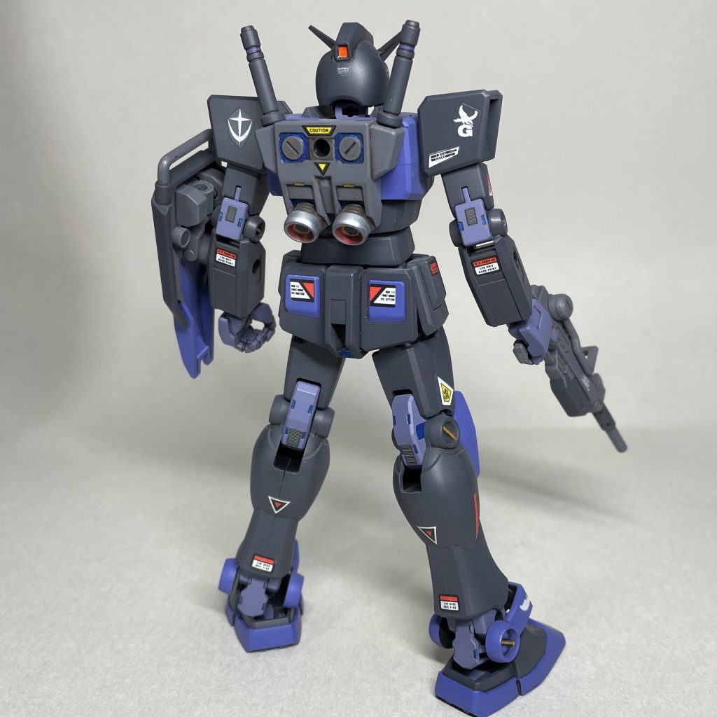 　肘の後ろのゲートのつながっていた部分が切り離す際にえぐれ、へこんでしまっていたので、シールで隠しました。膝関節にも似たようなシールを貼って統一性を持たせ、バレずらく？しています。