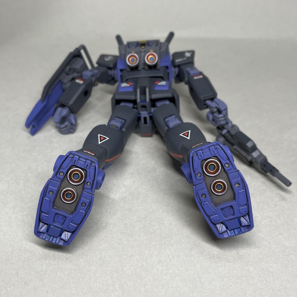 　足裏の肉抜き穴が気になったので、設定にとらわれず、いろいろ適当に詰めました。バーニアの配色は、「らいだ~Joeのビギナーでもうまくいく! ガンプラお気楽製作ガイド」の本を参考にしています。