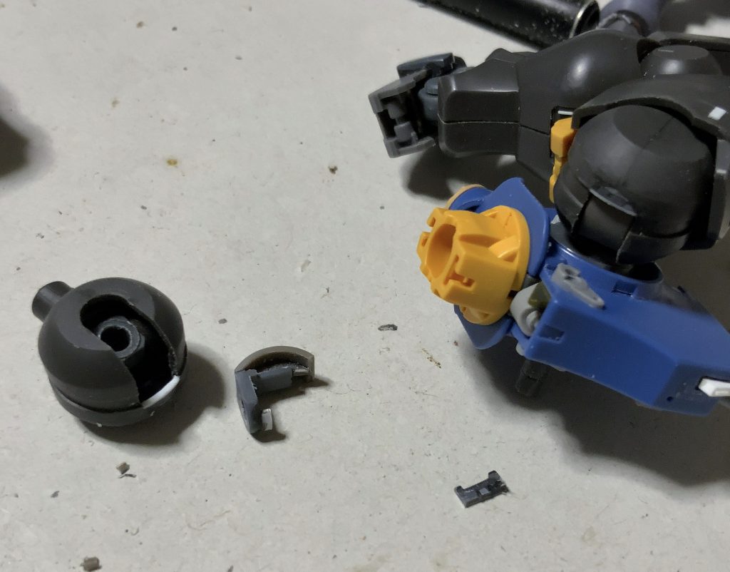 太腿付け根のポリキャップは見えないようにカバーしてます。