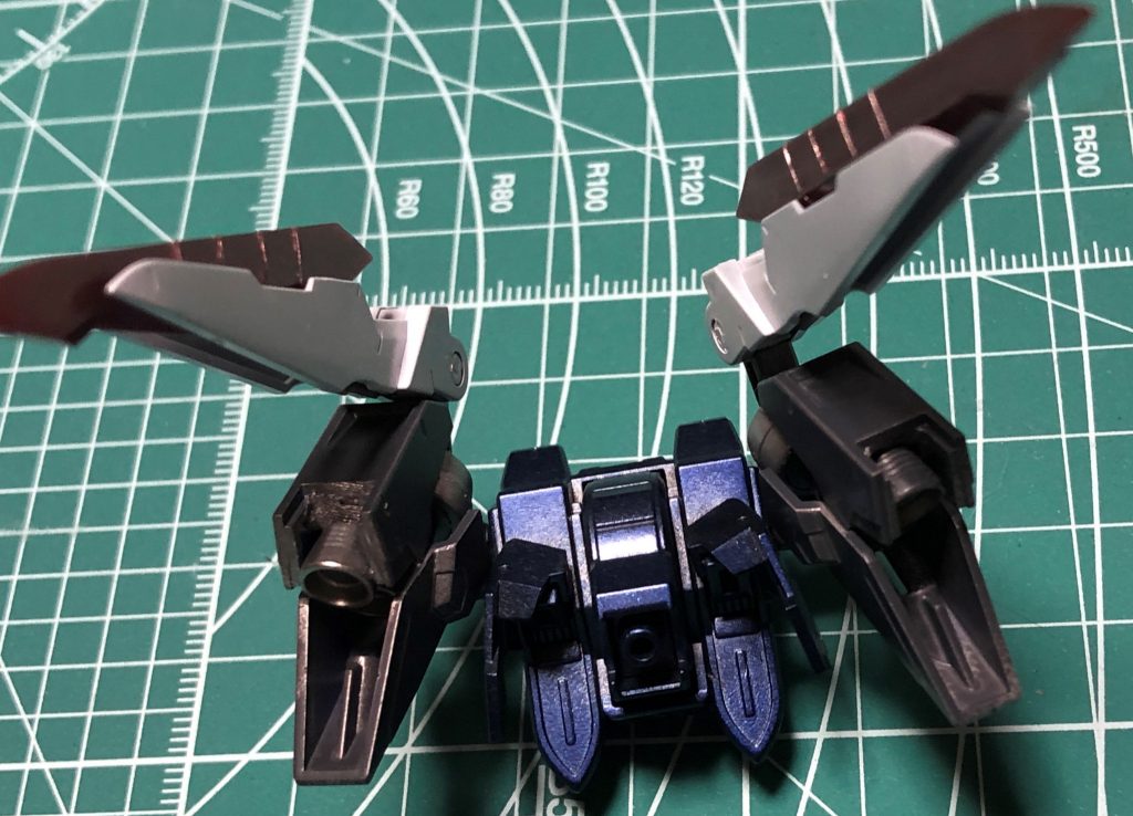 バックパック製作中。ブースターはパーツ取りしてジャンク化していたムーンガンダムの脚部パーツ+アスタロトリナシメントの踵か何かだったと思います。