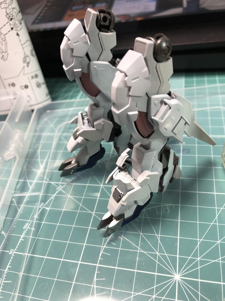 足が地味に一番のお気に入り箇所。ゴツくなりました。これもムーンガンダムのパーツ流用がけっこうあります。ムーンガンダム最高。