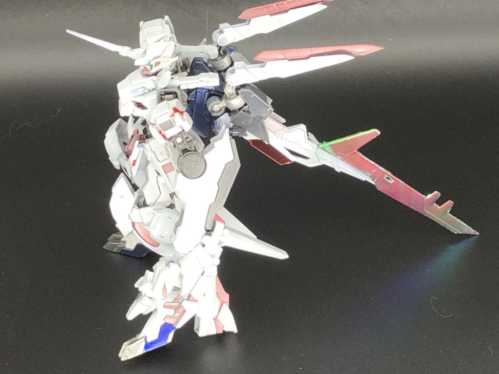 横から。背部の超大型テイルブレードはスタビライザーとしての役割も兼ねている。