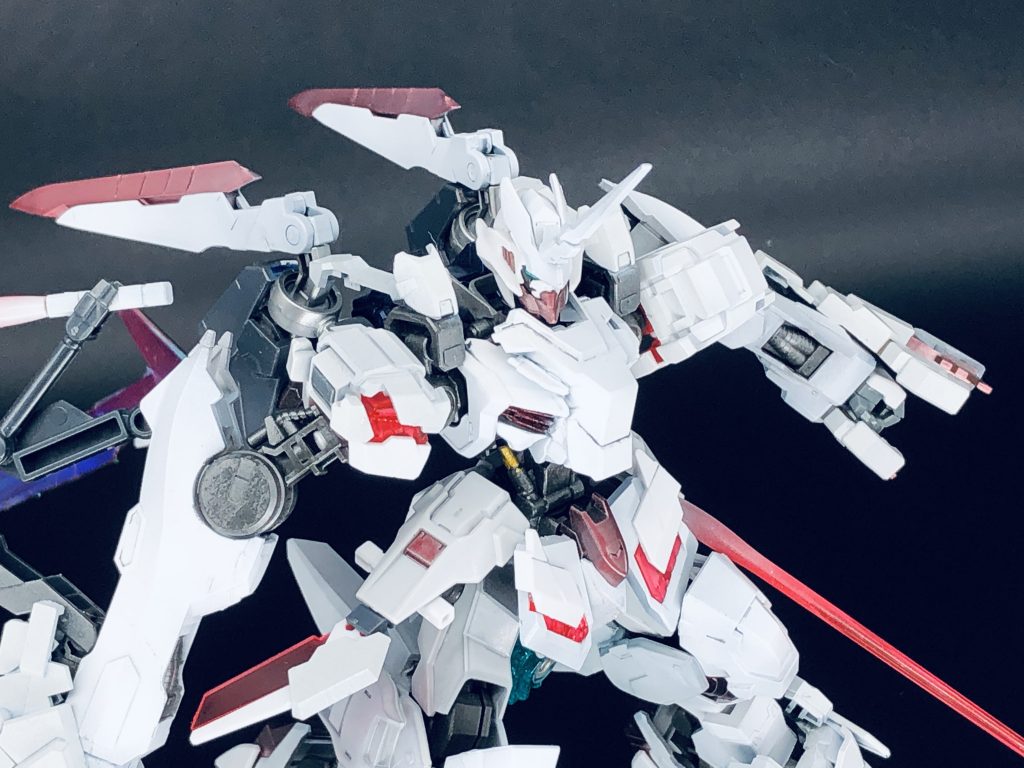 肩部のビームサーベルは隠し腕での運用がメイン。腰部ビームサーベルはマウントしたまま射撃兵装としても使用可能。