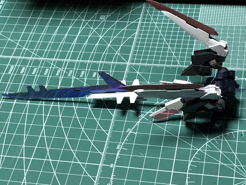 バックパックもう一枚。クリアレッドが暗くなってしまったのでオーロラグリーンシールを貼ったらいい感じになりました。よく見ると貼り方が汚いんですが、自分が満足していればOKということでひとつ。