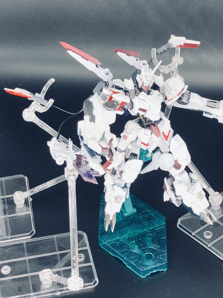 背部ファンネルブレード展開。普段は有線接続でインコム的運用ですがサイコフレーム入りなのでファンネルとしての運用が本領発揮です。