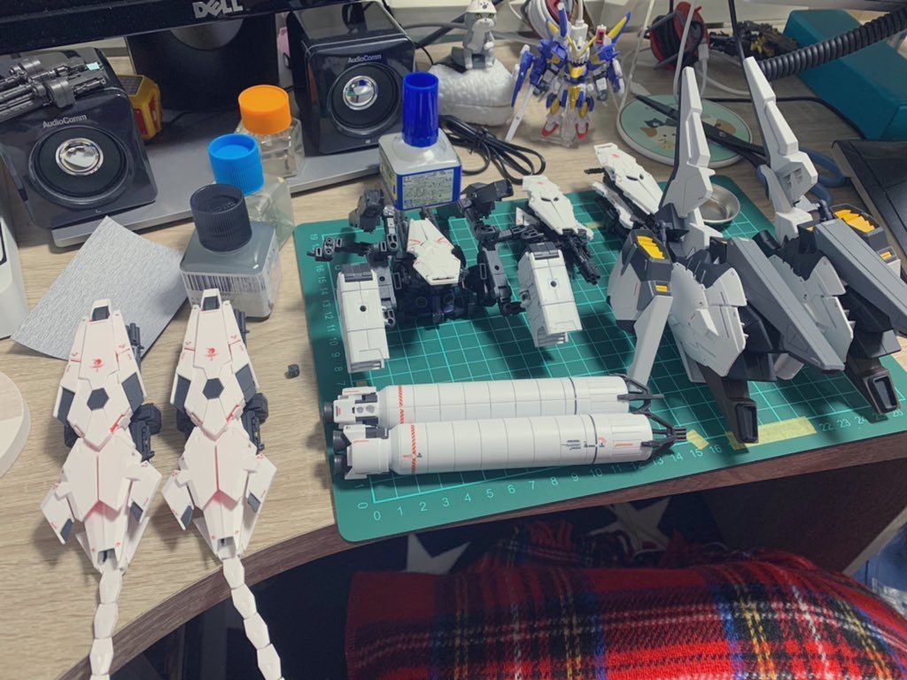 これがユニコーンが纏う全装備です。今回流し込みスミ入れに初挑戦しましたが思いの外すんなりうまくいって良かったです。A装備のブースターの色は他の色と合わせて紺の部分はジャーマングレーで、前面部は白の面積が多くなると大味な感じになるのでニュートラルグレーで塗装しています。