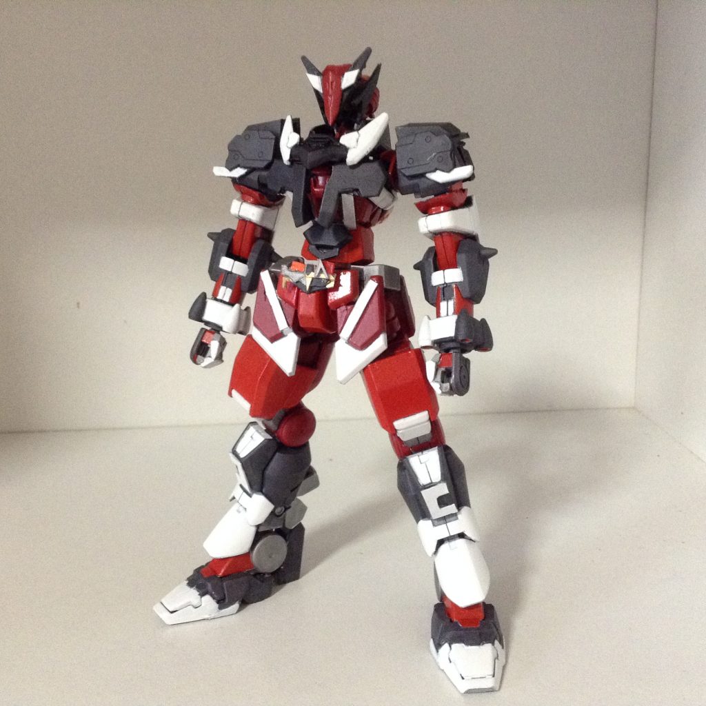 今回、初めてプラ板を使いました。腰のフォースライザーが小さいのはプラ板でいい加減に作ったせいでサイズが合わなくなったためです。