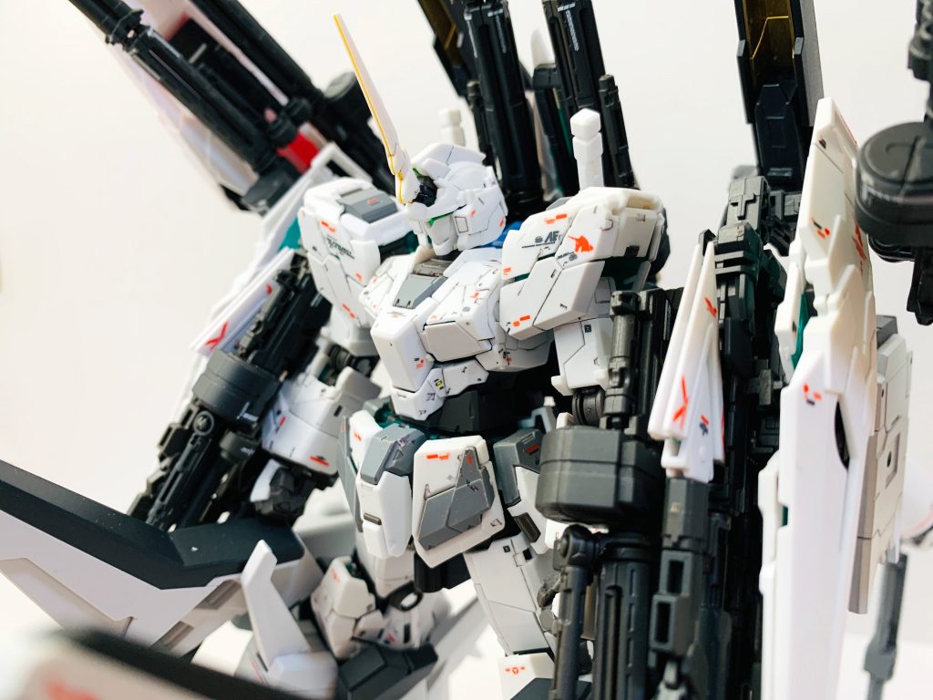 ユニコーンアップ。マーキングは水転写デカールですべて行ってますが、この密度のすごさは流石RGと言わざるを得ません。