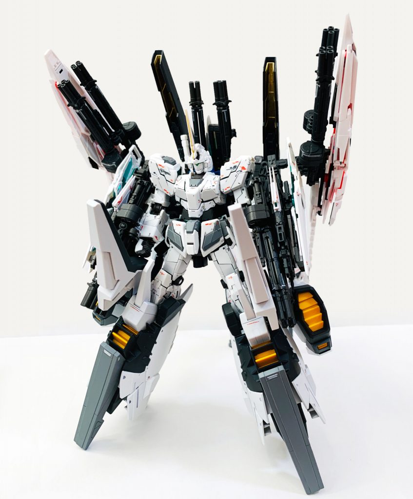 ユニコーンモード。ユニコーンモードって騎士感があって素敵ですよね。本体が白で周りがグレーが多い配色なのでワンポイントとして首元、フロントスカートの一部、肩装甲上面の一部をニュートラルグレーで塗装しました。