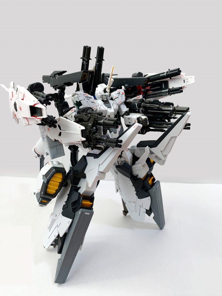 砲門を前面に展開した姿。ビーム・ガトリングガン8基、ビームキャノン2基、メガキャノン2基。ユニコーンモードでも殲滅するぞっていう意識を感じさせますね。