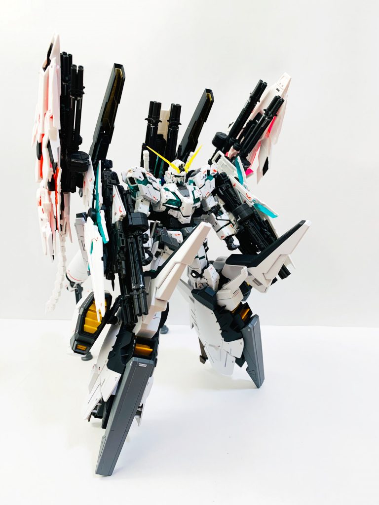 デストロイモード。ユニコーン自体もビルドアップしていますが、アームドアーマーDEがそれ以上に大きくなりシルエットが凶悪化しています。タクヤはこの竜のような姿を見て【ヴィーヴル(=ワイバーン)】と名付けたのでしょう…という設定です。