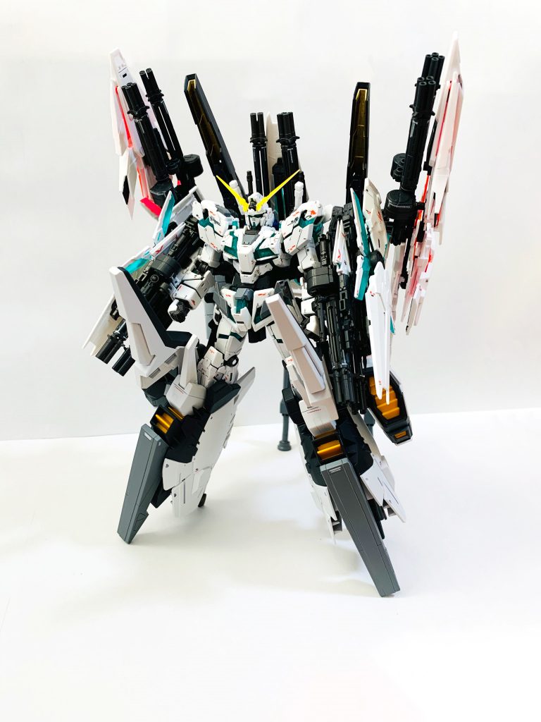 盛りに盛ったので幅:16.5cm、高さ:28cmと軽いMG並の大きさになってしまい専有面積も大きくなってしまいました。画像では圧縮効果であまり伝わりづらいと思いますが、ハルートのGNライフルを側面につけたときとほぼ同じくらいの幅です。反面かなり満足度が高く、(お金と)時間をかけてよかったなと思えるガンプラになりました。