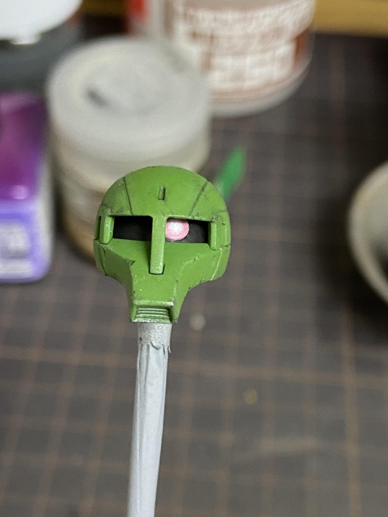 塗装はオール筆塗りモノアイも筆で塗り塗り