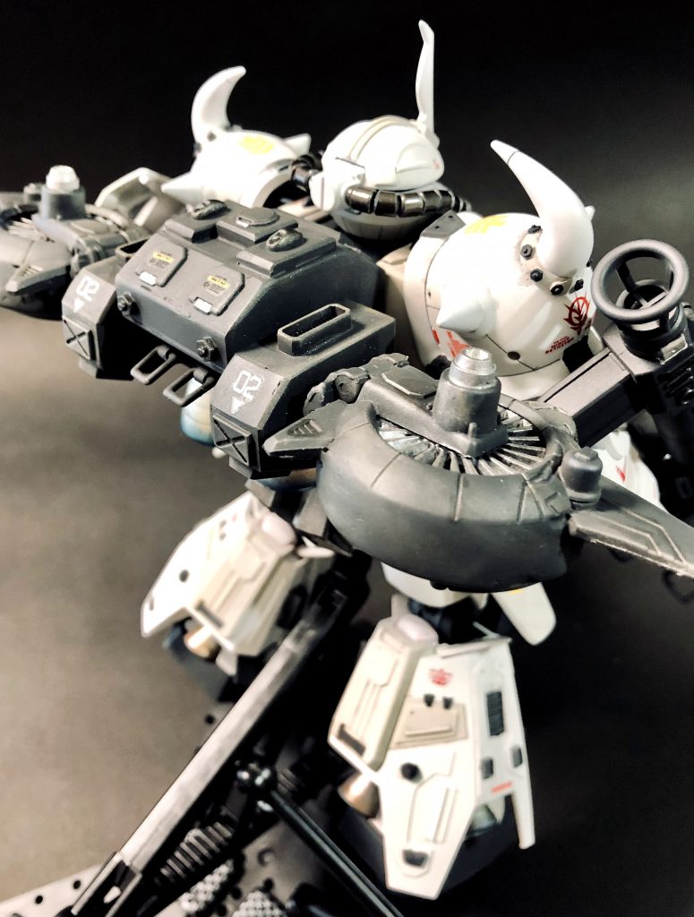 滞空、急上昇などの運動性能を得るためにリヤ周りを製作。プラ板工作にてスクラッチしたバックパックとフライトユニット。機体が重さで反り返らない様に軽量化が１番の苦労点です。