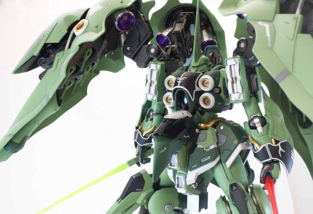 改修は以下です ・脚部幅増し ・股間アーマー?に外装追加・リアスカート開口 ・各所にスジボリ、メタルパーツでディテールアップ ・バインダー2枚はリペアードのものを使用し、中身はポリボットボールの脚部を使用 ・バインダーのスラスターはハイキューパーツさんのSTDスラスターを使用 ・スラスター内部はマリーダさんを意識してパープルにしました