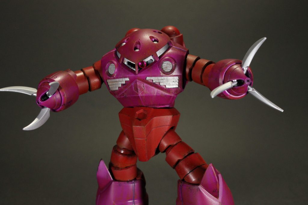 爪を広げて戦闘ポーズ。