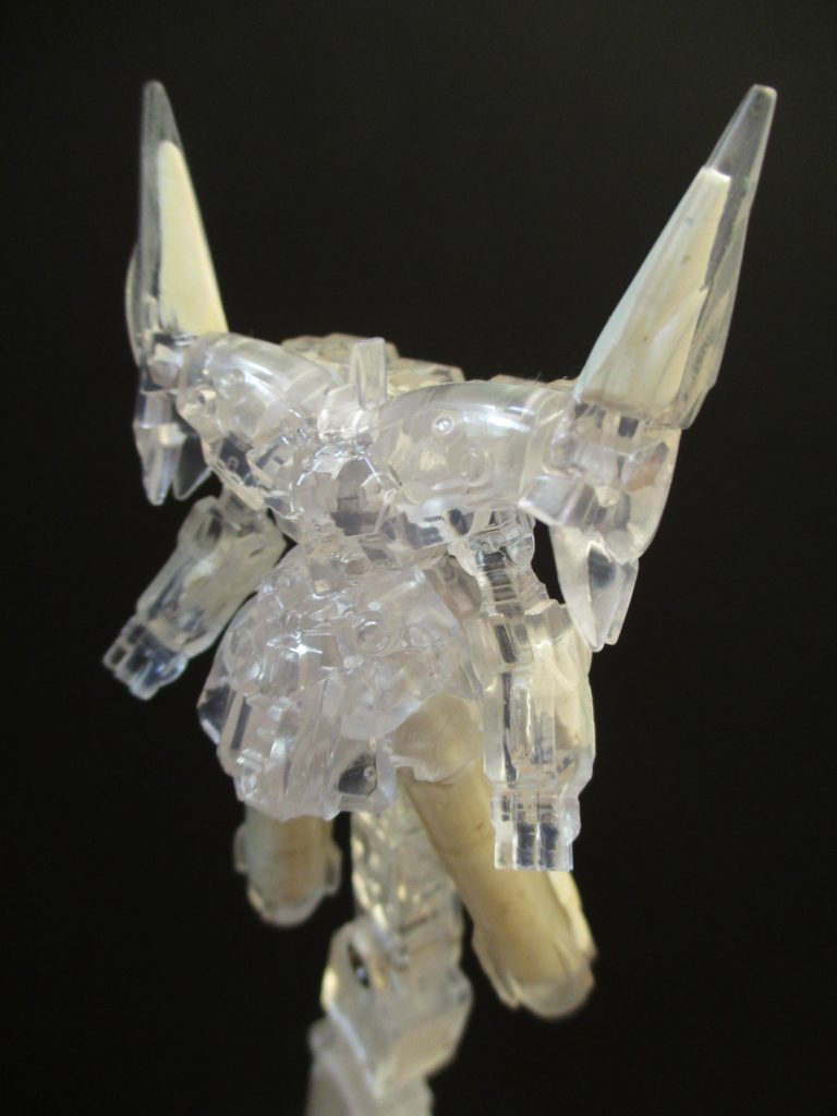 塗装前。クリアなので肉抜き穴をパテでたくさん埋めている様子がよく見えたりして。