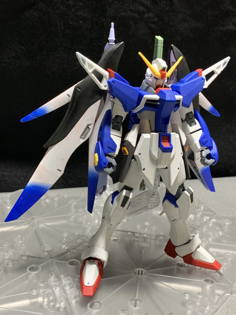 白い部分は水性カラーアクリジョンのベースホワイト。アクリジョンをエアブラシで吹く際の薄め方もよく分からず、何度もエアブラシ内で詰まらして、エアブラシを壊したのは良い思い出です。バックパックの青い部分はMrカラーでVerカトキのハイニューガンダムのファンネルのようにグラデーション風に仕上げました。