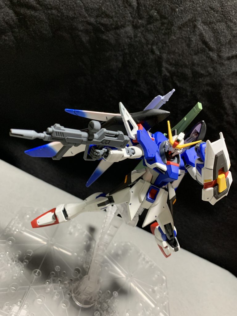 RGのように動かす度にパーツが外れることはありません。HGの少年体型から腕と脚が伸びてスタイリッシュな形に進化してます。