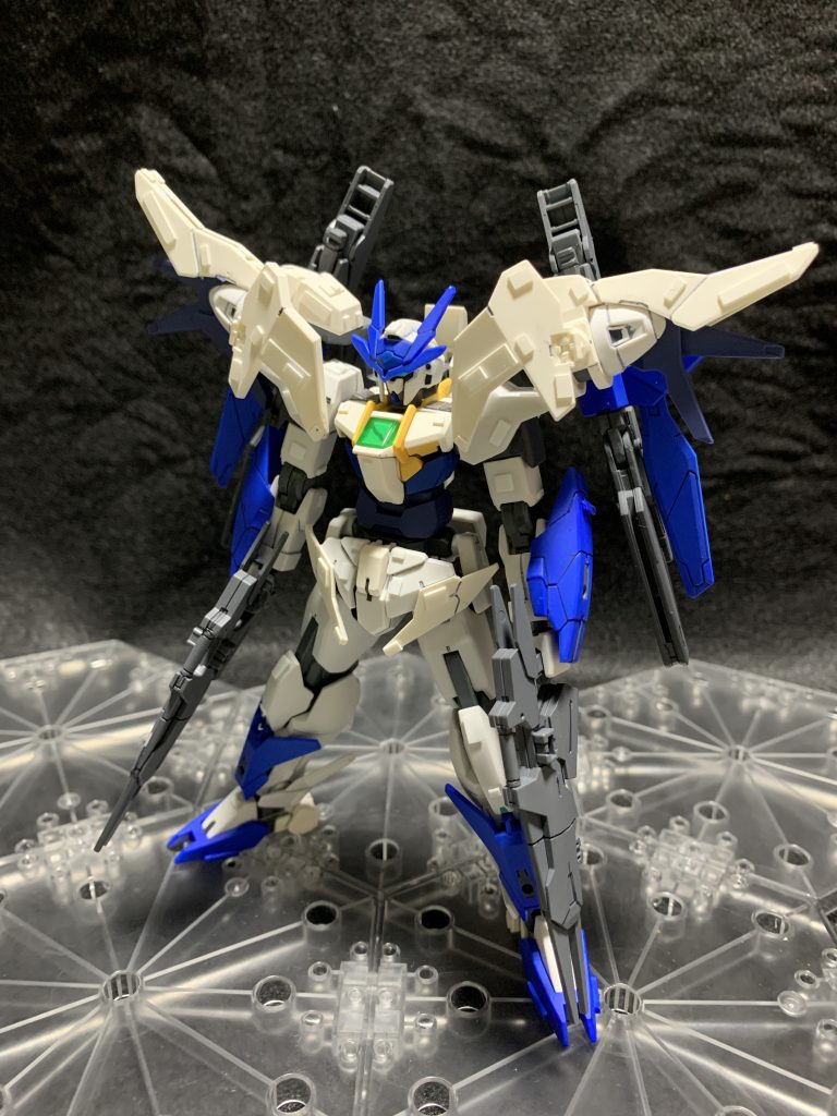 機体色と武装が違うだけで印象が変わります。プラ板貼り付けは上半身を中心に施しました。塗装は各部ブルーの部分とアイボリー色の部分だけしてます。