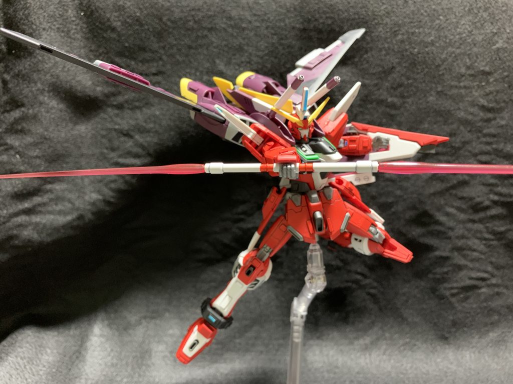 ジャスティスといえばコレ!ビームサーベルを連結させてハルバード形態で接近戦。ドラグナーみたいでかっこいい!