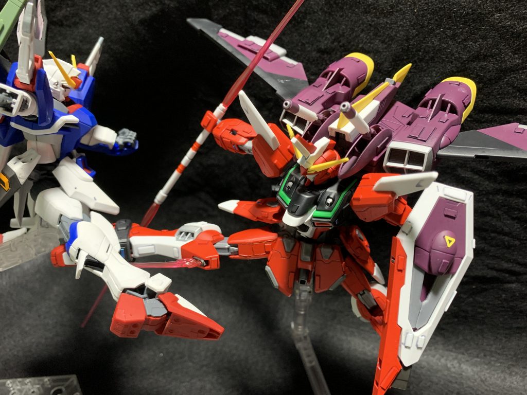 自慢の蹴りで主役機のデスティニーを吹き飛ばす!