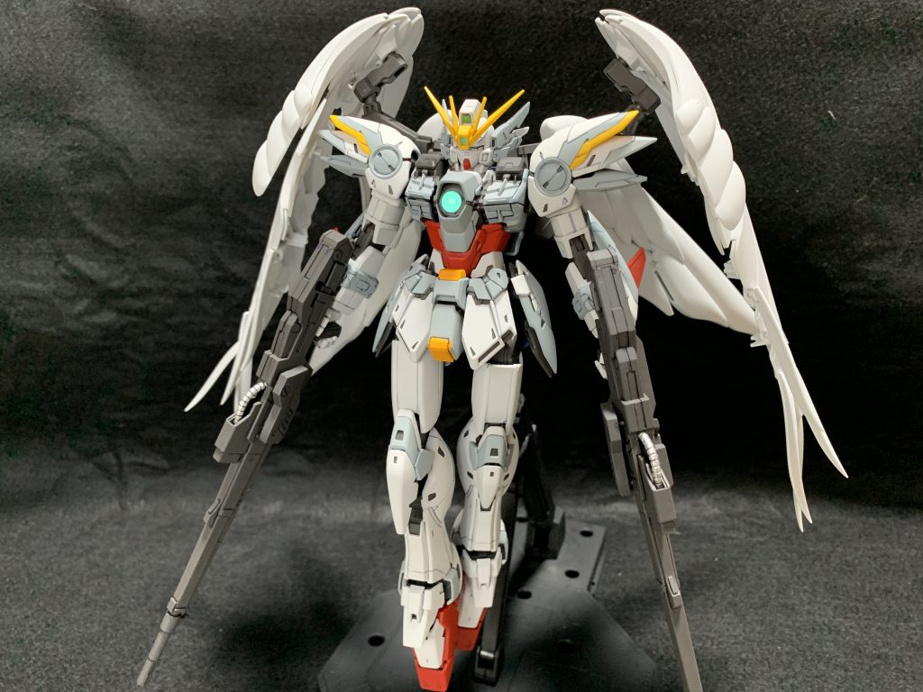 ウイングガンダムゼロスノーホワイトずっとHGばかり作ってたのでMGを購入するのは5年ぶりです。以前に作ったSDのプレリュードとGFF版のプレリュードを参考に青い部分を灰色に塗装しました。
