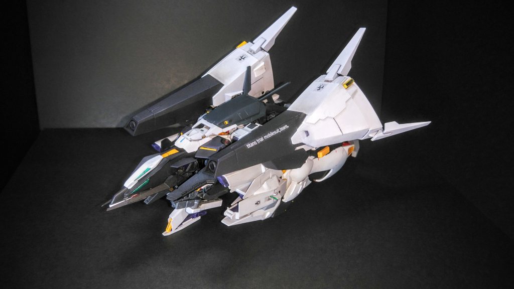 手首を外して変形。装備を作成する前に変形させたのですが、肩の向きを変えブースターにはめるのに悪戦苦闘。いつかフル装備で挑戦したいと思います。