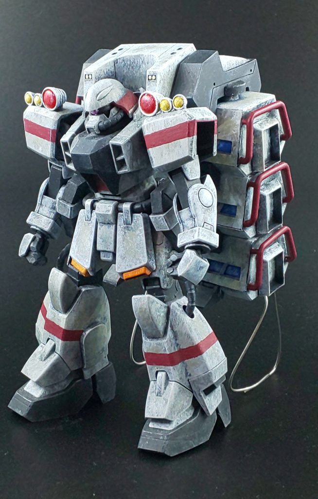 肩はMGギャンの腕を削って、ライトはHGサイコザクのバーニアで作成。手首はビルドバーニング。バックパックの、頭の後ろに来る曲面をガナーのタンク部分で再現。残りはスクラッチです。設定画のように直立はできないので、針金のスタンドを置いています。