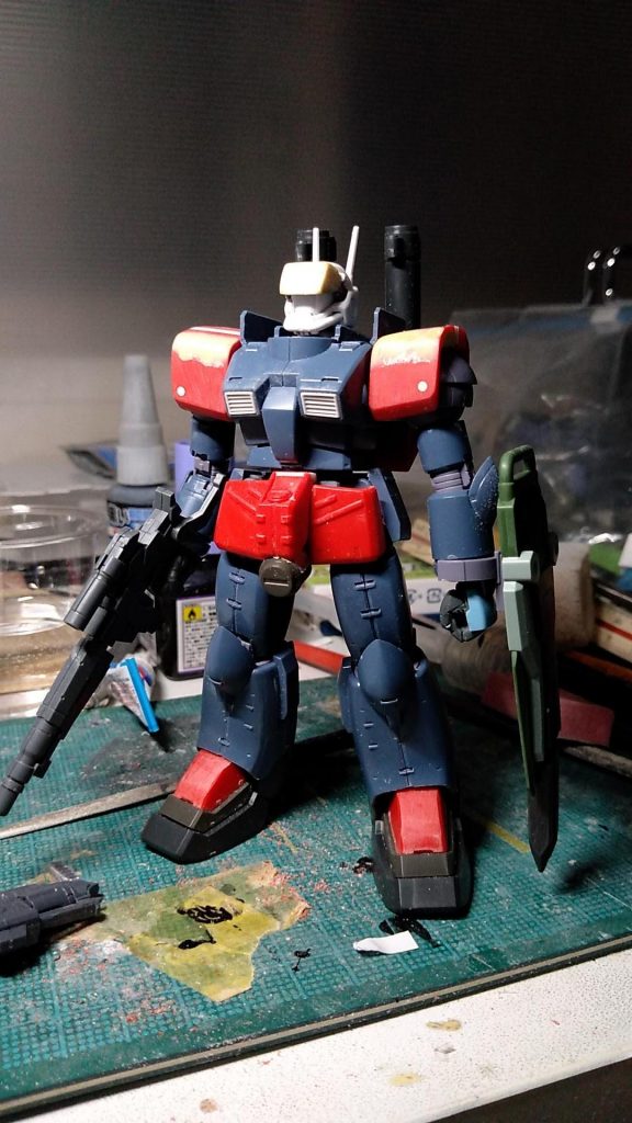 ざっと組み合わせた段階。軸が合わずほぼ可動しない状態w肩アーマーは3mmほどプラ板で前後幅増し、ブチ穴は全部パテで塞ぎました。